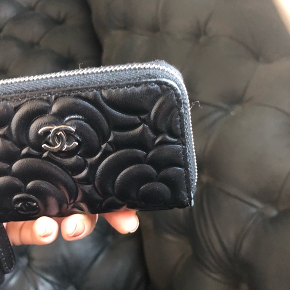 ❌SOLD❌ Chanel Irisdecent Camellia Card Holder - Picture 3 of 7